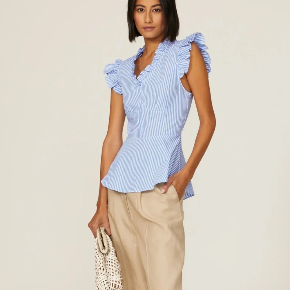 TOME 
Flutter Sleeve Top